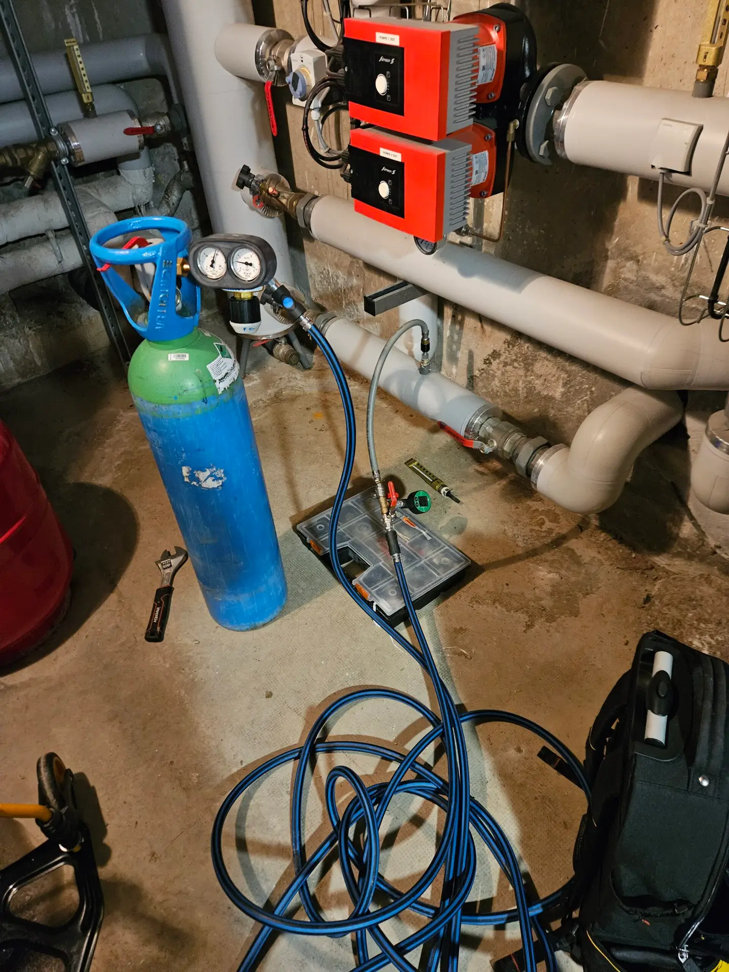 injection de gaz traceur dans le circuit de chauffage d'un immeuble